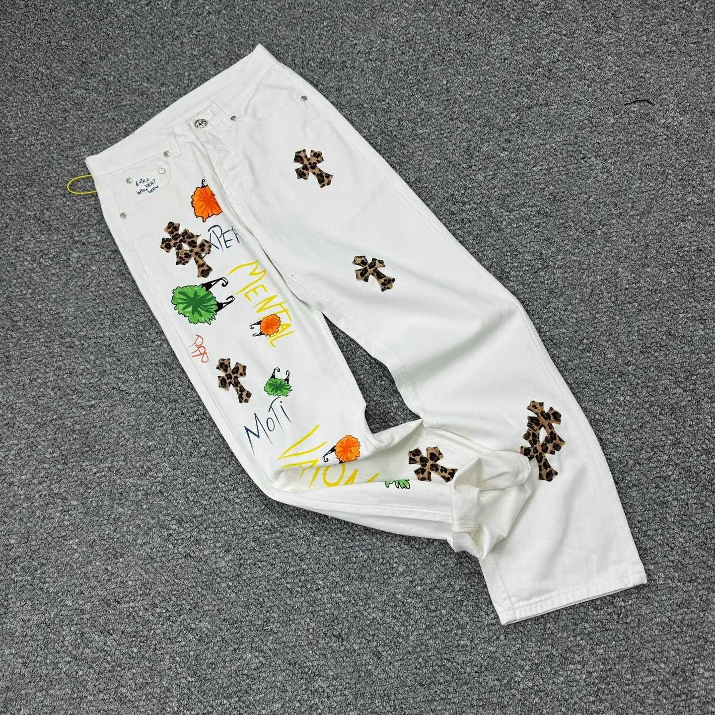 P240 Style No.: H839 Chrome Hearts & Chrome Hearts High-end Chrome hearts white little monster cross patchwork leather jeans, the same style as the trendy uncle. Original hardware accessories, washed and other elevators, QR code analysis are all purchased from the original factory, high degree of restoration, you are welcome to compare with a certain product ~ Three-dimensional version Loose and comfortable, not picky about the figure, taller and slimmer, factory Seiko, original quality control, same style for men and women, can be matched with couples, versatile recommendation, must-have jeans for all seasons, fashionable people have been disappointed From the quality selection of fabrics, the tailoring of details, and the matching of patterns, everything is impeccable! The upper body is so handsome when worn...it can be easily worn by men, women and children! The craftsmanship is made of heavy-duty washed pure cotton denim fabric. After washing, it is soft and thick and looks very stylish when worn. Size: 28, 30, 32, 34 Color: white